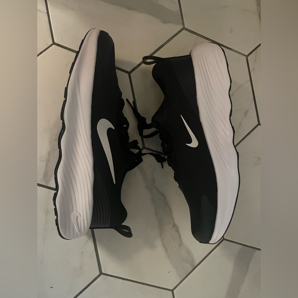 Nike Promina -Womens-extra wide. Dual-Tone Black and White Running Shoes - Picture 6 of 7